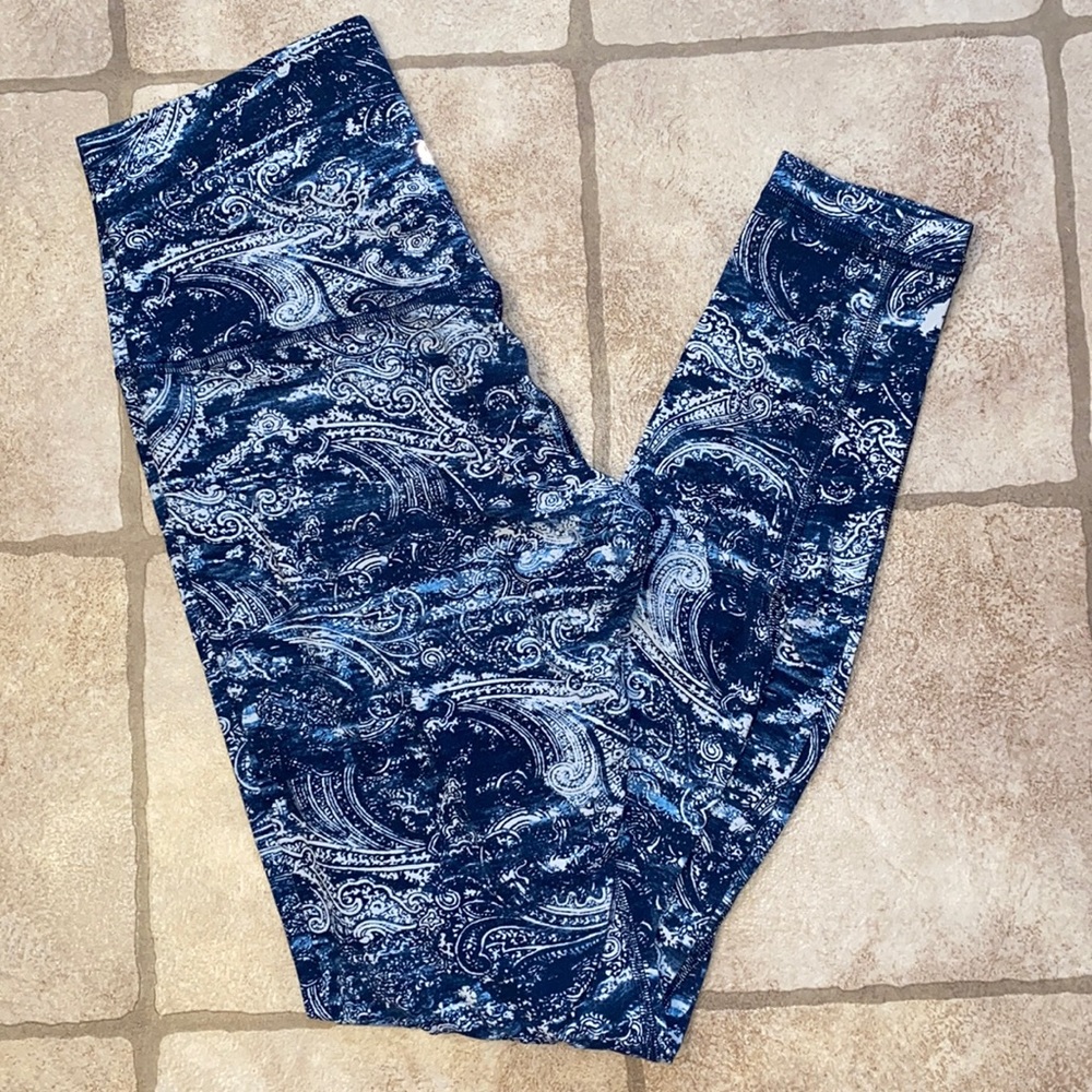 Lululemon 28” aligns paisley print